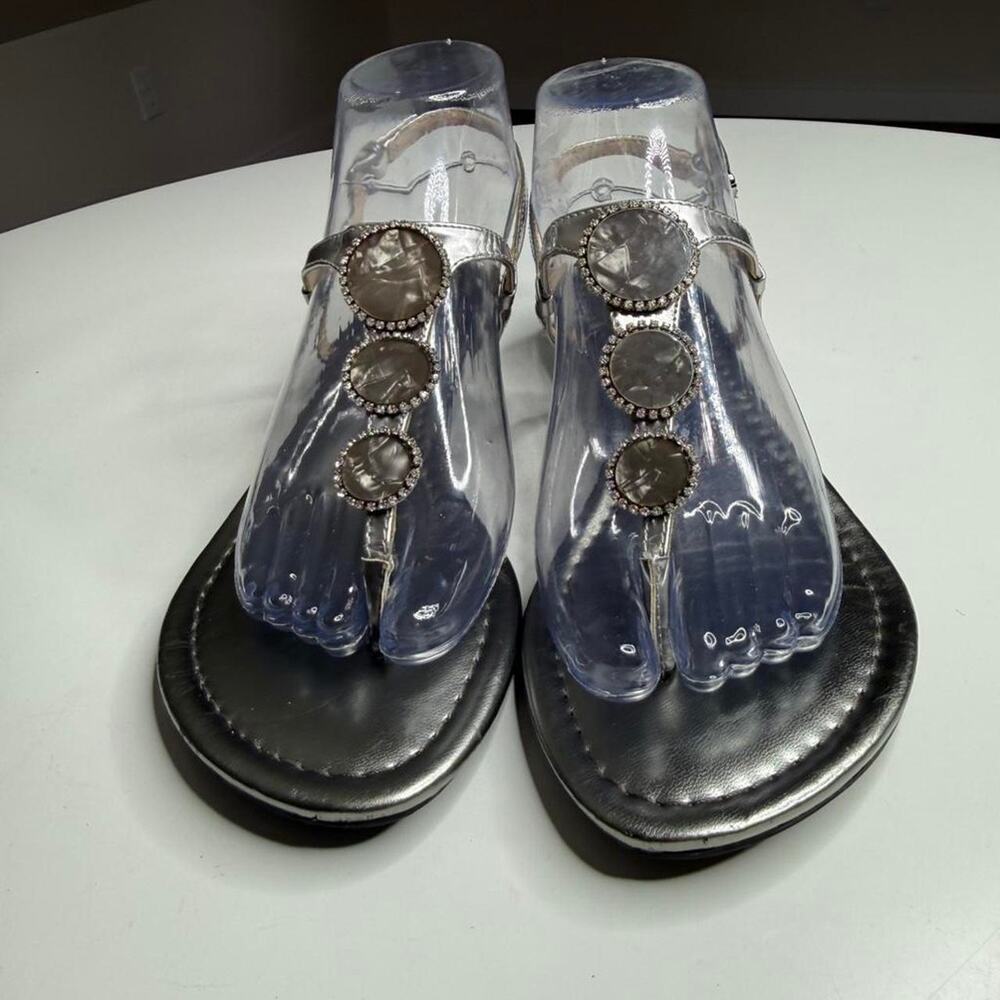 Marc Fisher Silver Metallic Thong Sandals w/ Gem Detail Sz 8 Boho Chic